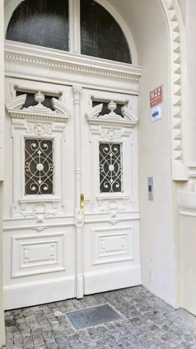 Romantic Apartment In The Center Of Прага Экстерьер фото
